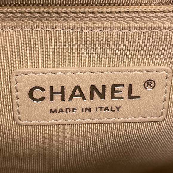 CHANEL Green Leather Shoulder Bag - Picture 5 of 15